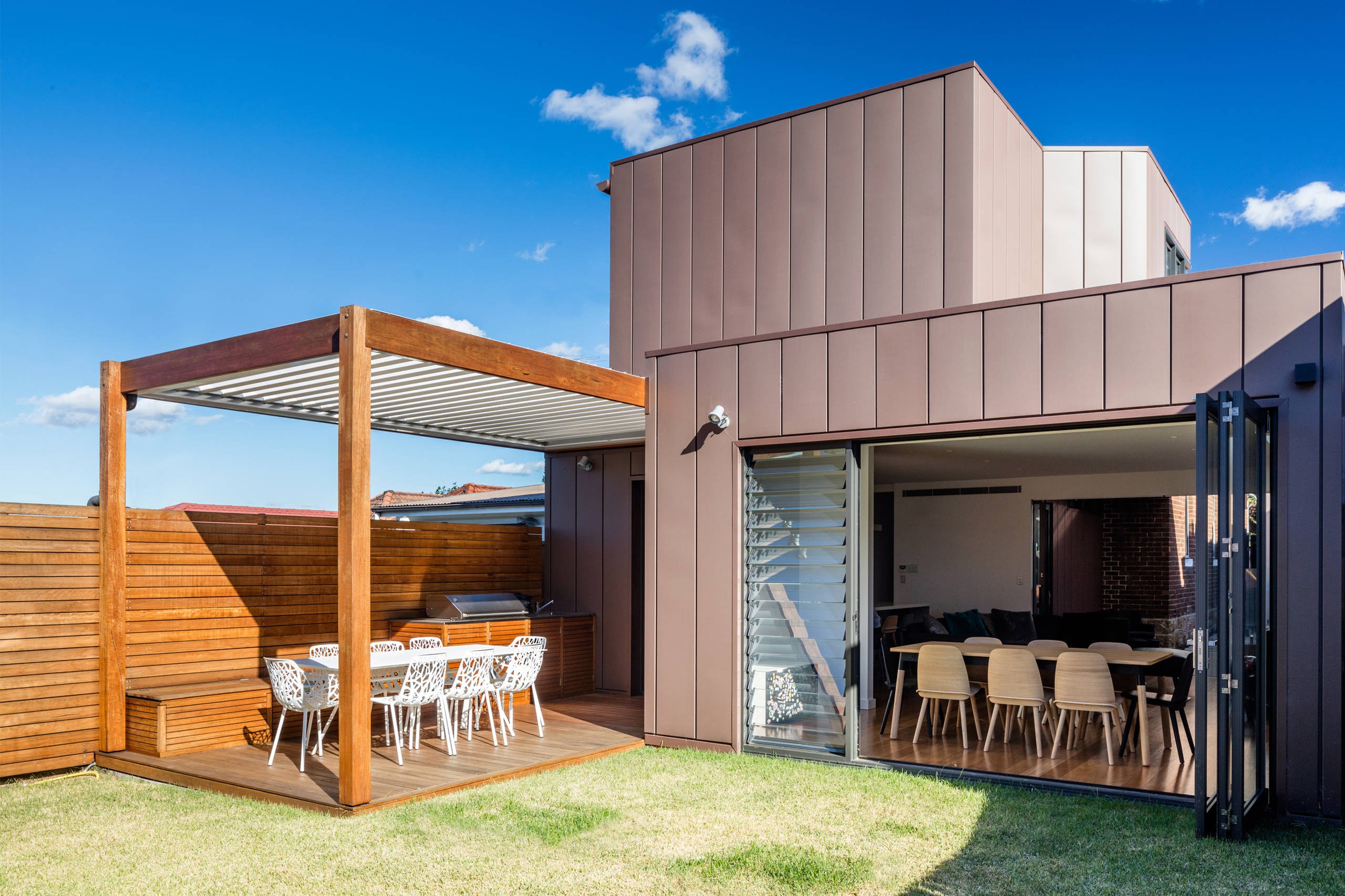 14 домов с пристройками, которых не видно с улицы