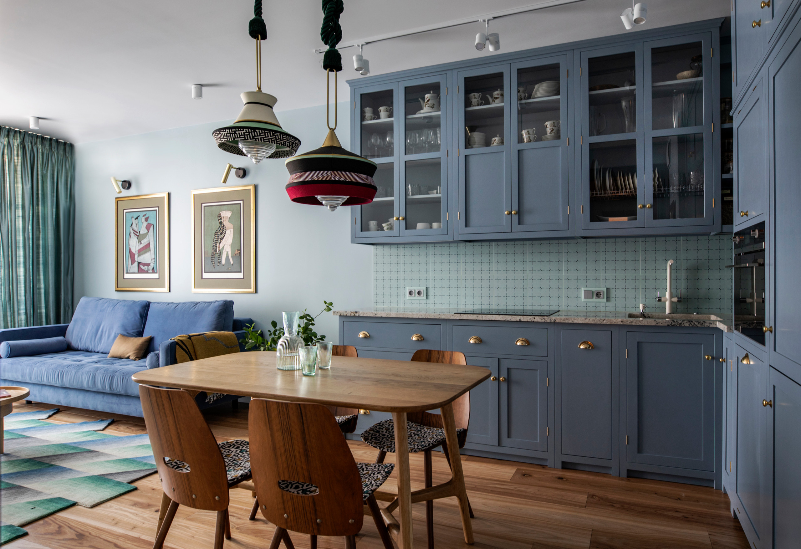 Проект недели: Синяя кухня с винтажными предметами и зайцем