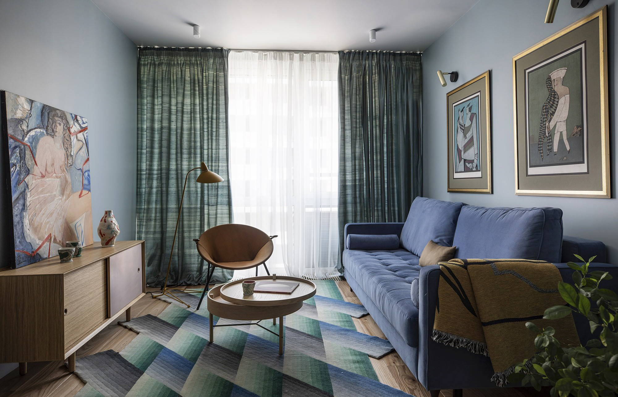 Проект недели: Синяя кухня с винтажными предметами и зайцем