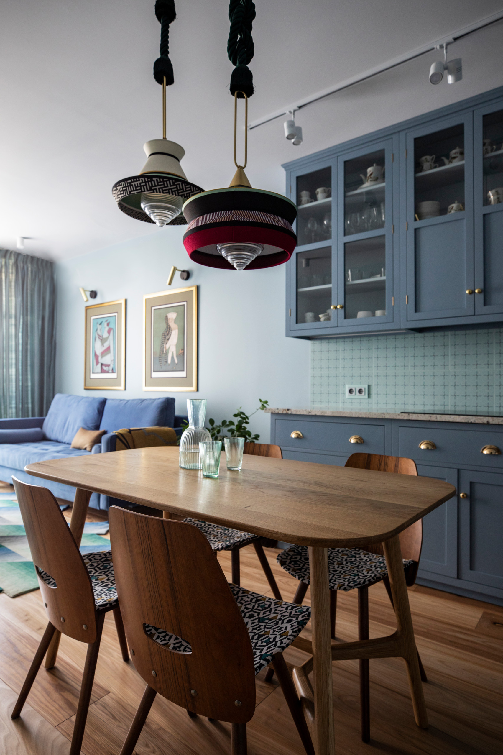 Проект недели: Синяя кухня с винтажными предметами и зайцем