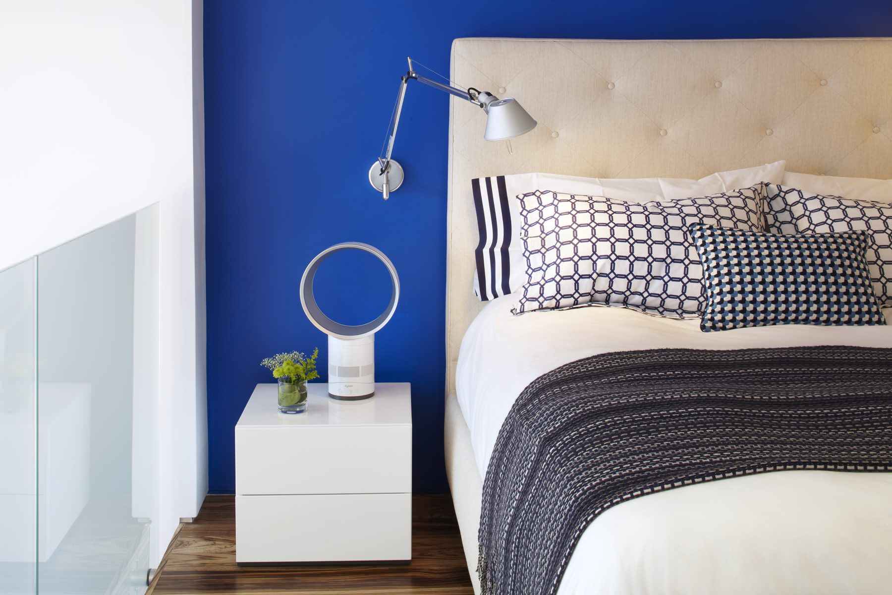 Цвета: Синий Ива Кляйна в оформлении интерьера