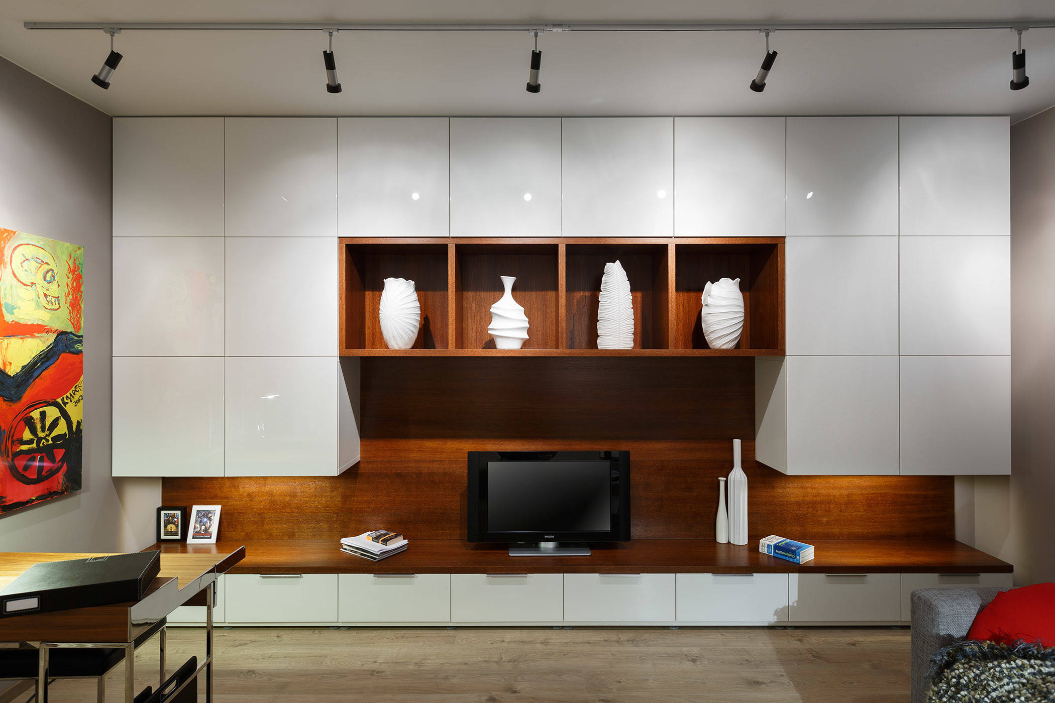 Houzz тур: Квартира с юбилейными открытками бондианы и живописью