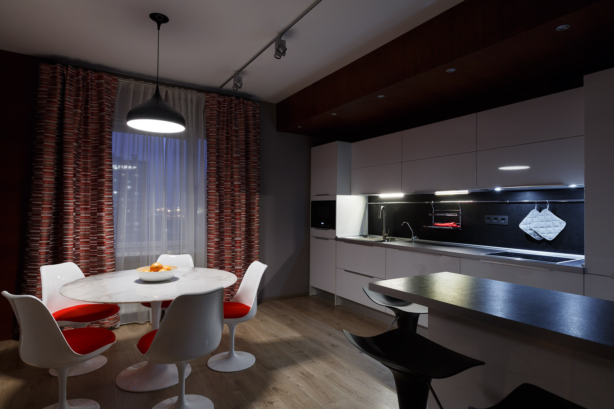 Houzz тур: Квартира с юбилейными открытками бондианы и живописью