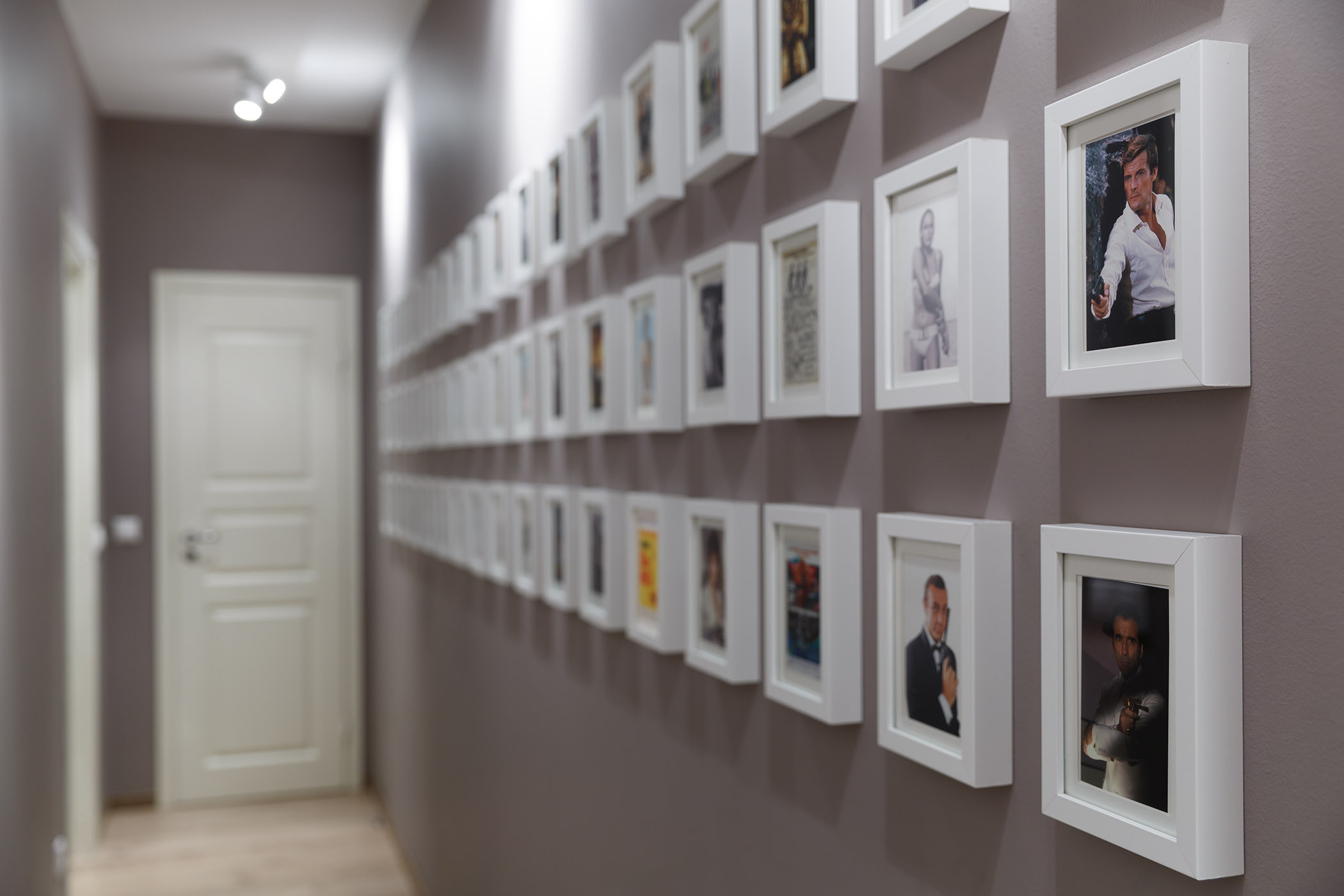 Houzz тур: Квартира с юбилейными открытками бондианы и живописью