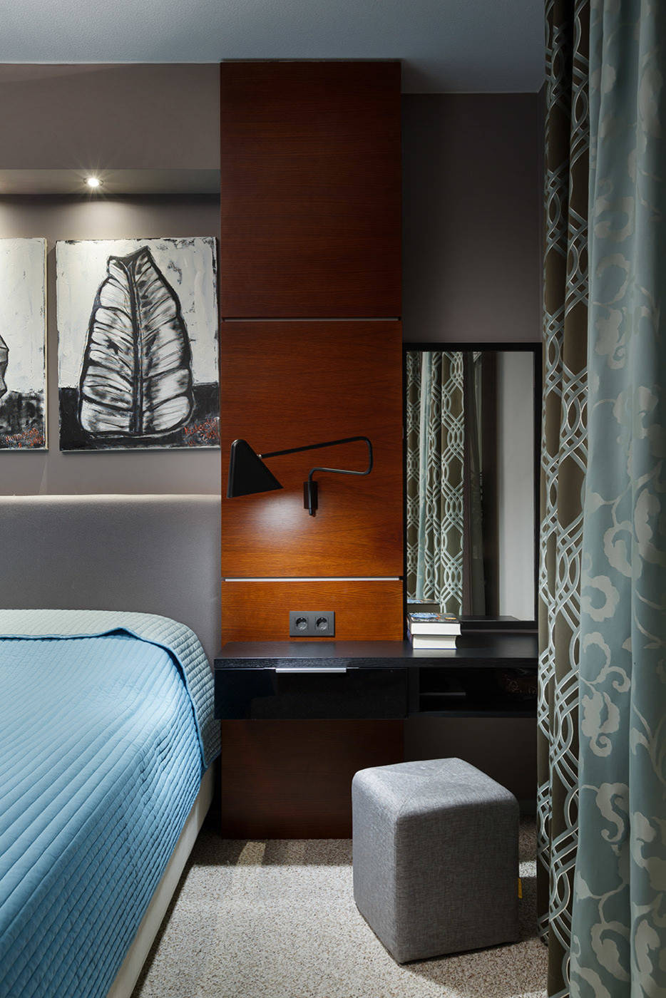 Houzz тур: Квартира с юбилейными открытками бондианы и живописью