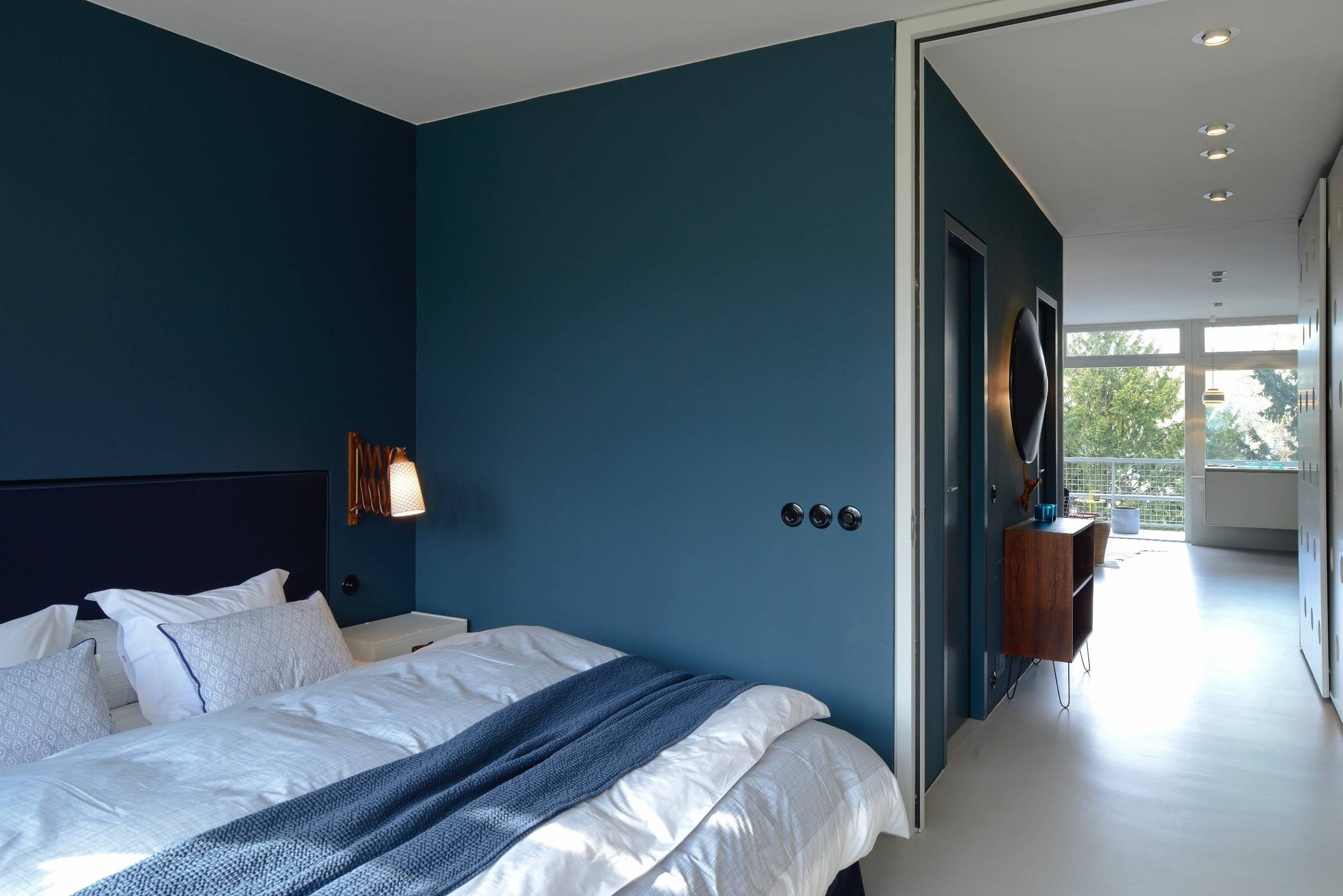 Розетки и выключатели в спальне: Как разместить их правильно