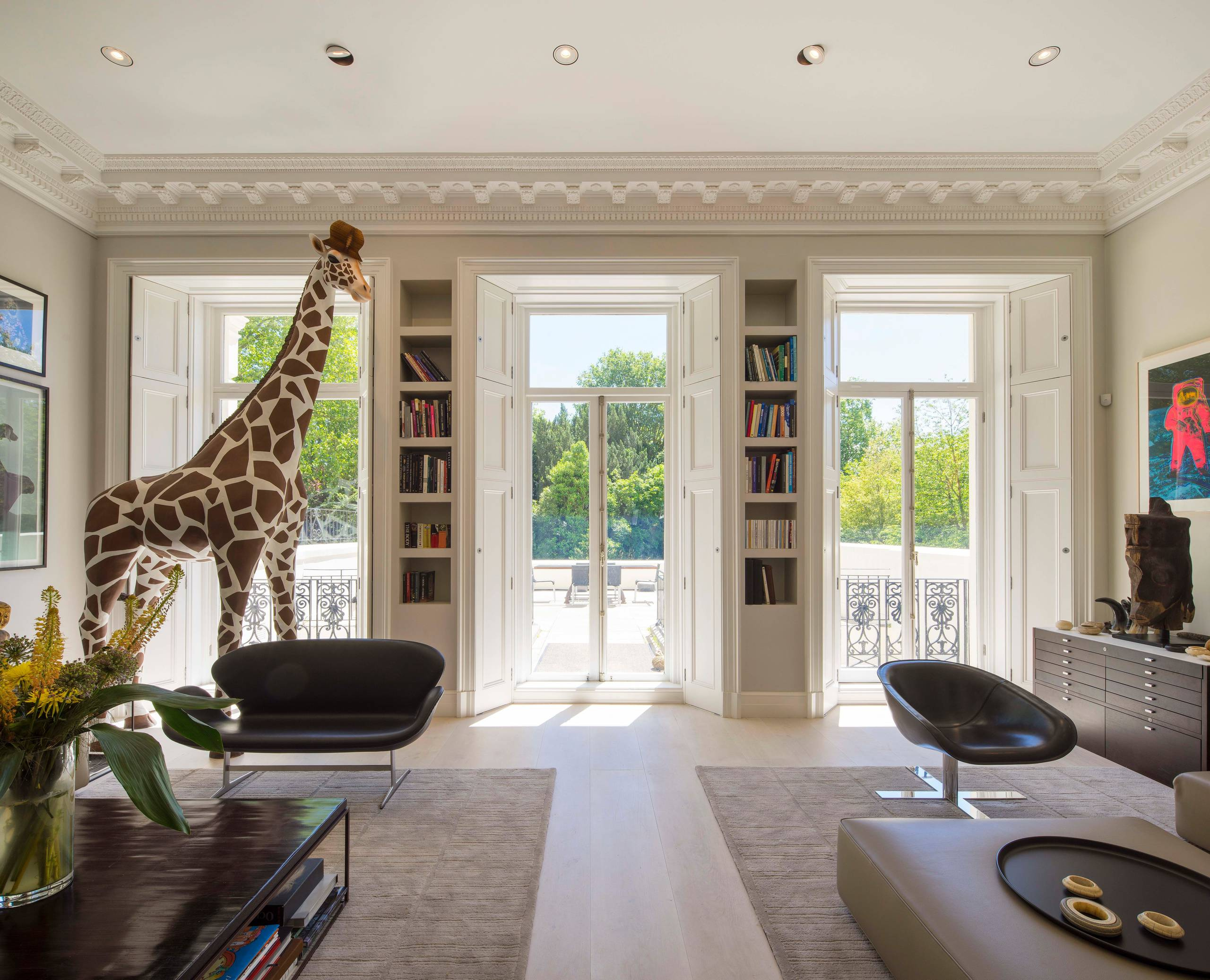 Houzz Британия: Лондонская квартира с жирафом и современным искусством