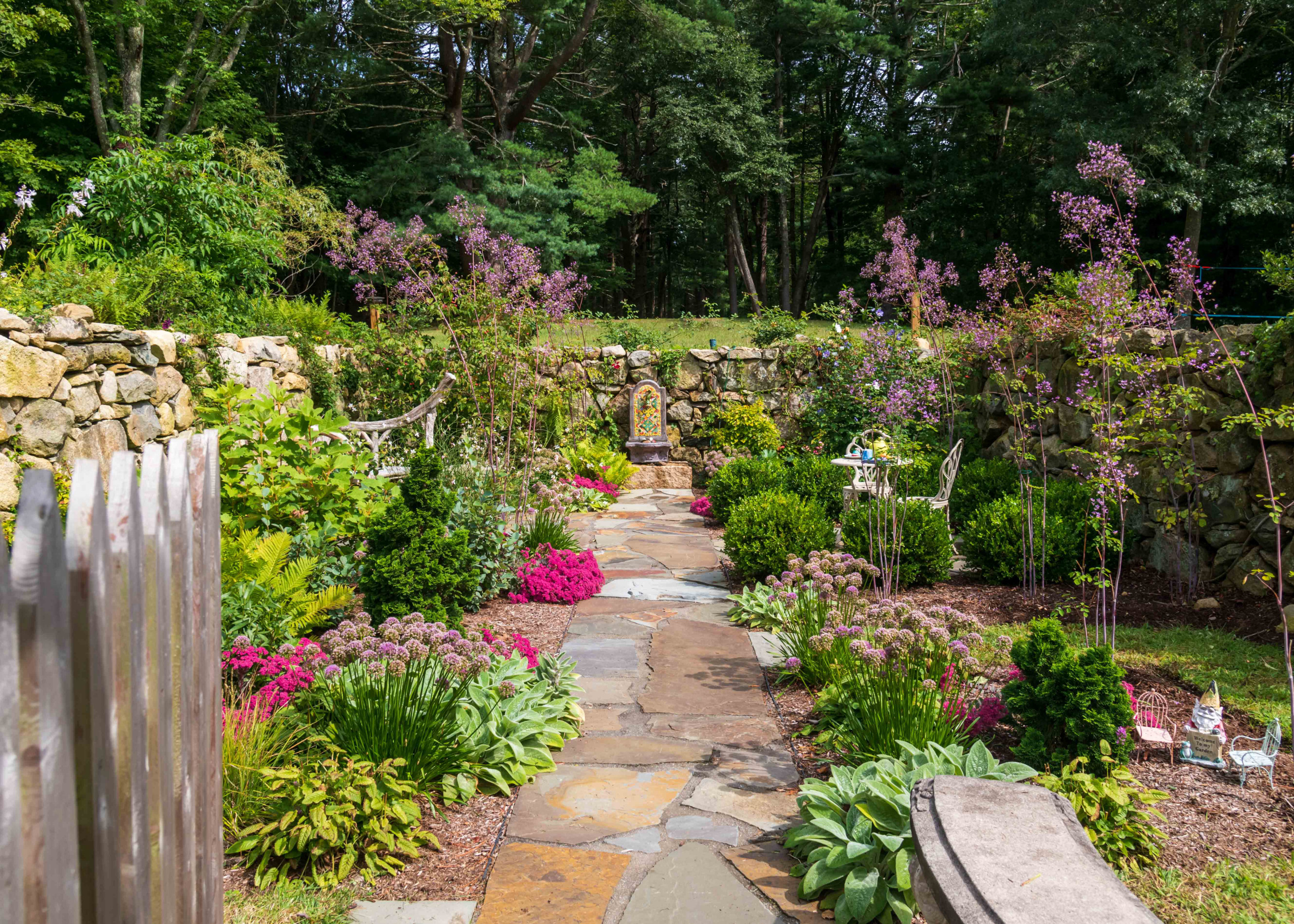 Сад недели: С фонтаном и развалинами древнего... сарая