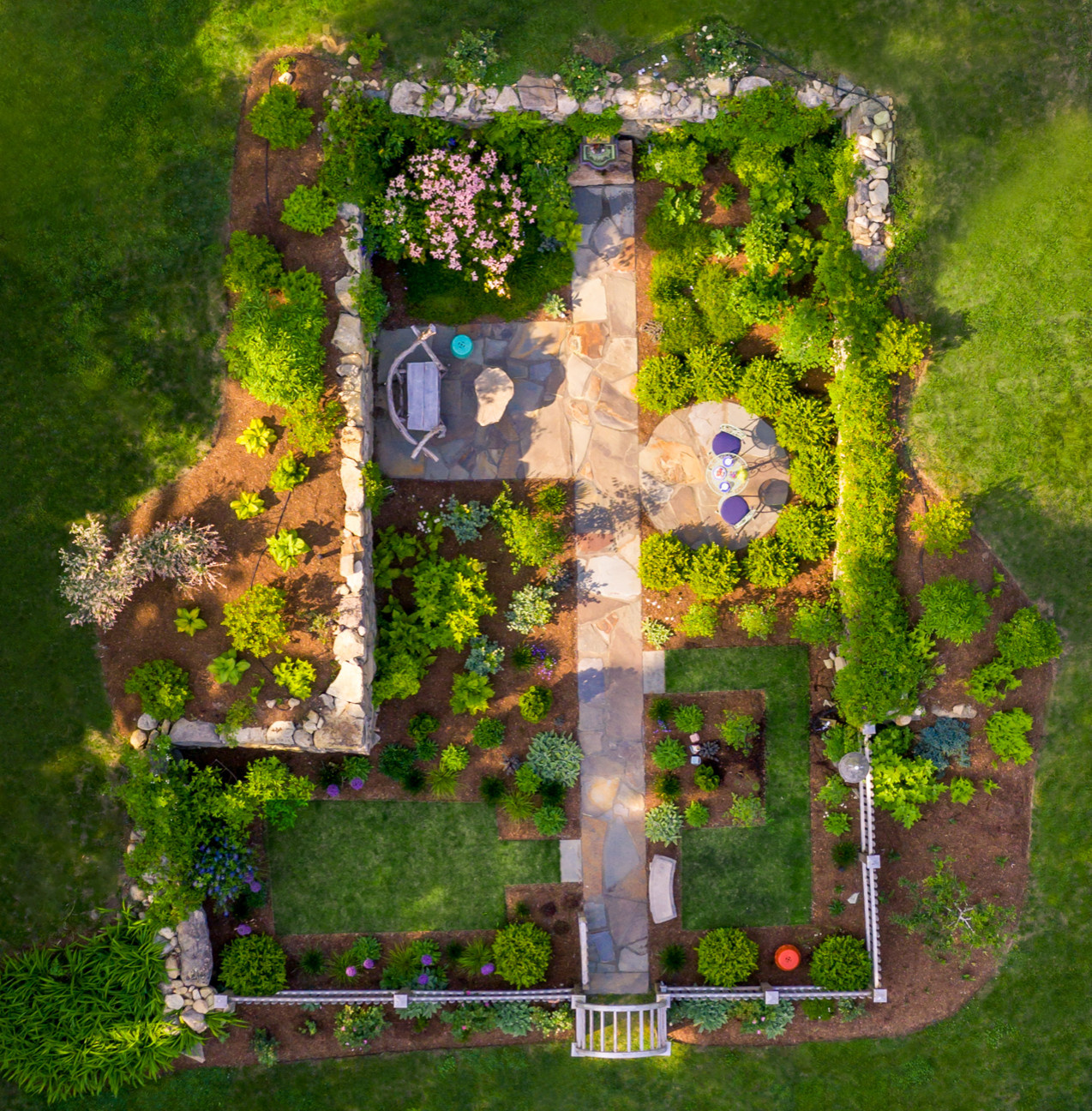 Сад недели: С фонтаном и развалинами древнего... сарая