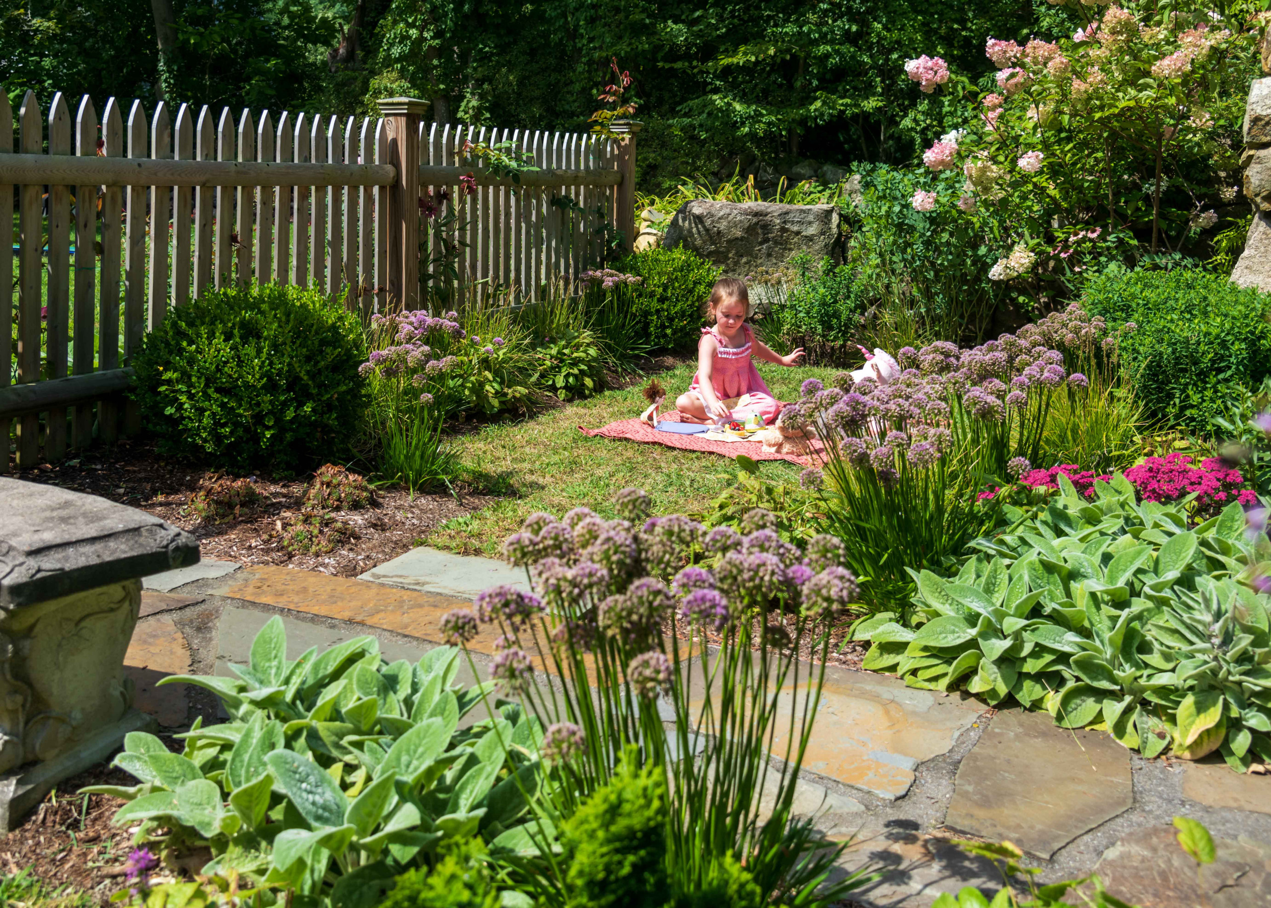 Сад недели: С фонтаном и развалинами древнего... сарая