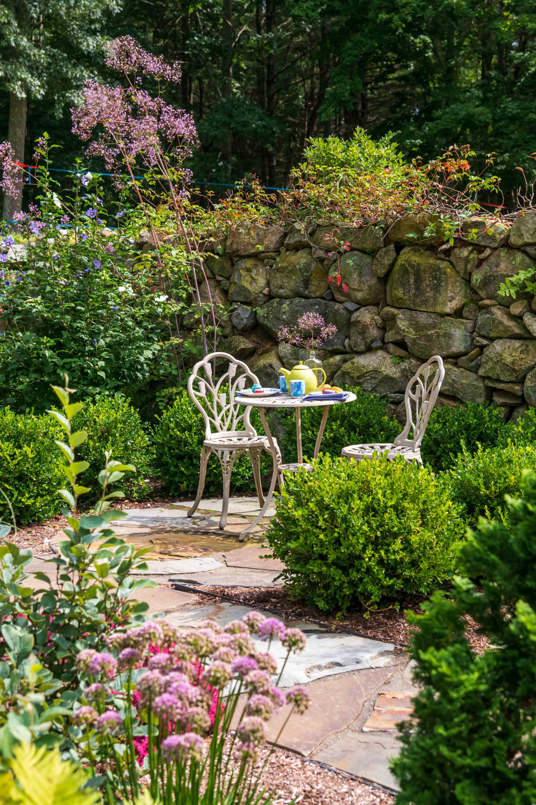 Сад недели: С фонтаном и развалинами древнего... сарая