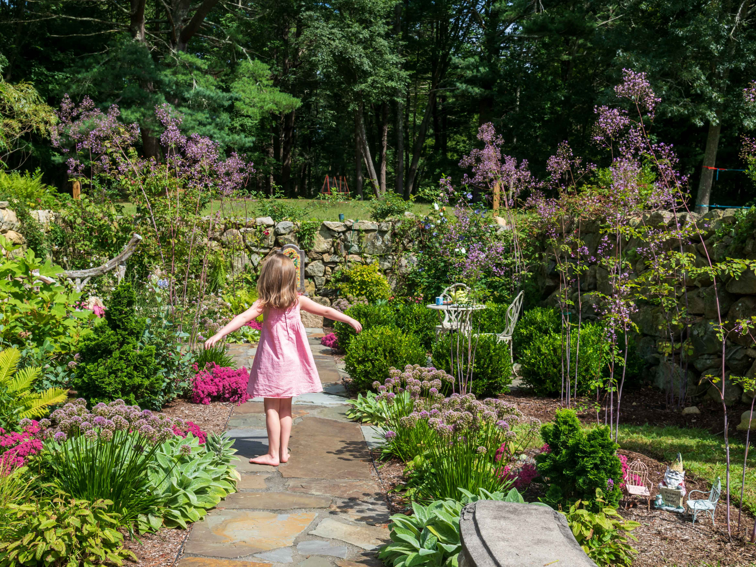 Сад недели: С фонтаном и развалинами древнего... сарая