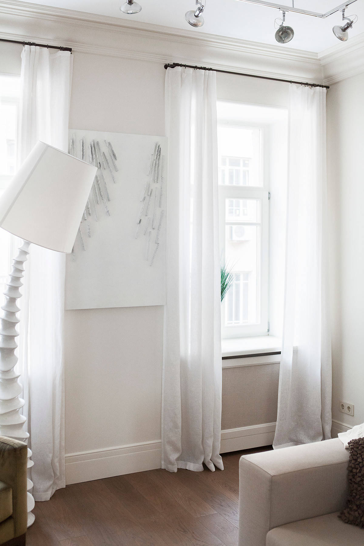 В гостях: Интерьер с торшером-«рогом» и «окном радости»