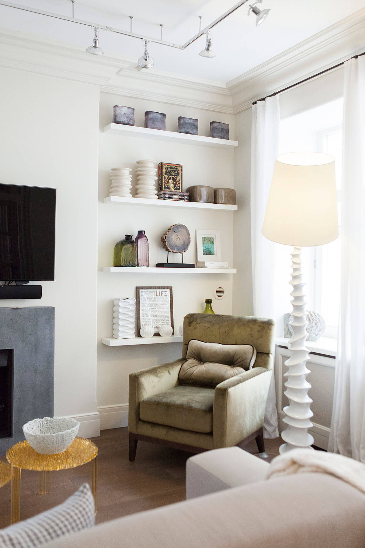 В гостях: Интерьер с торшером-«рогом» и «окном радости»