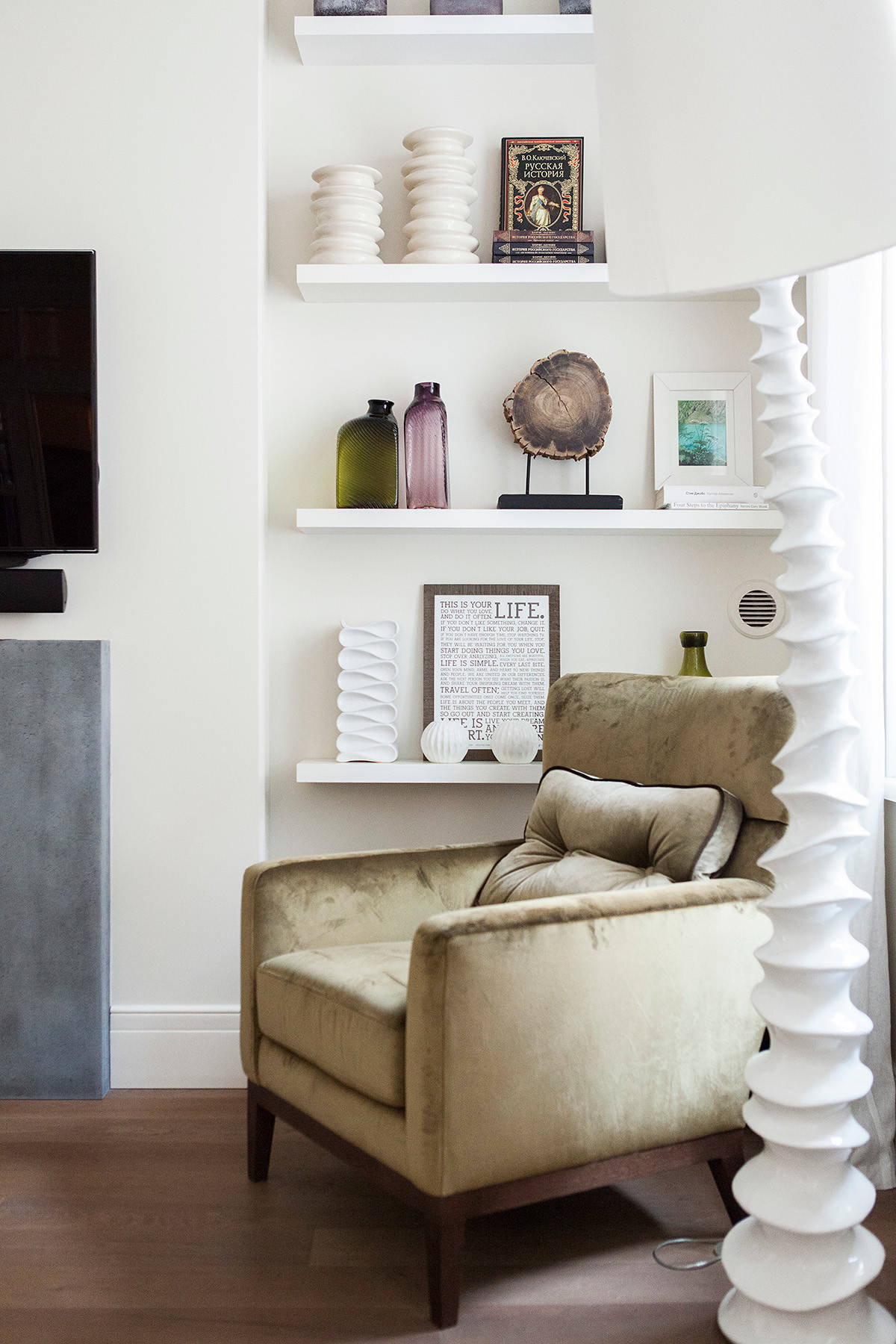 В гостях: Интерьер с торшером-«рогом» и «окном радости»