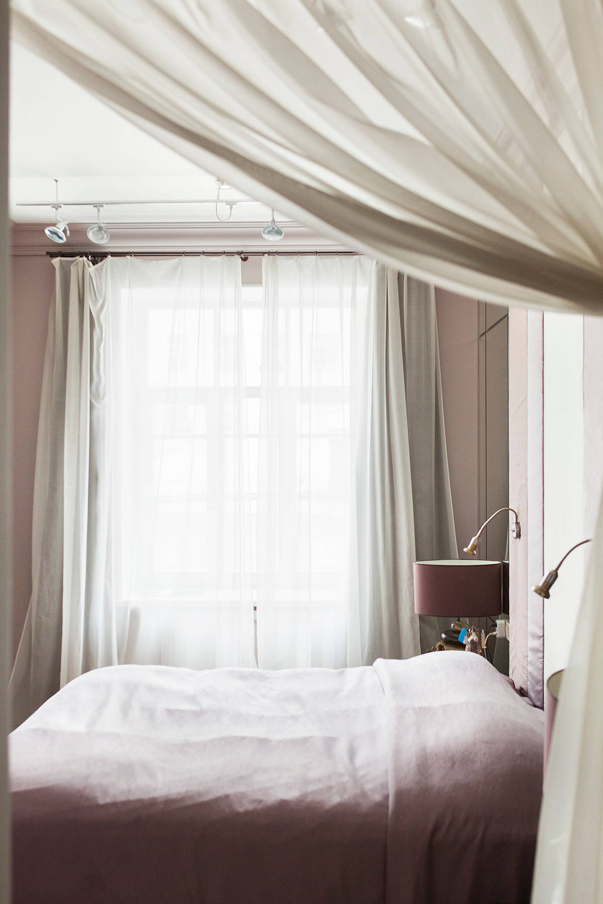 В гостях: Интерьер с торшером-«рогом» и «окном радости»