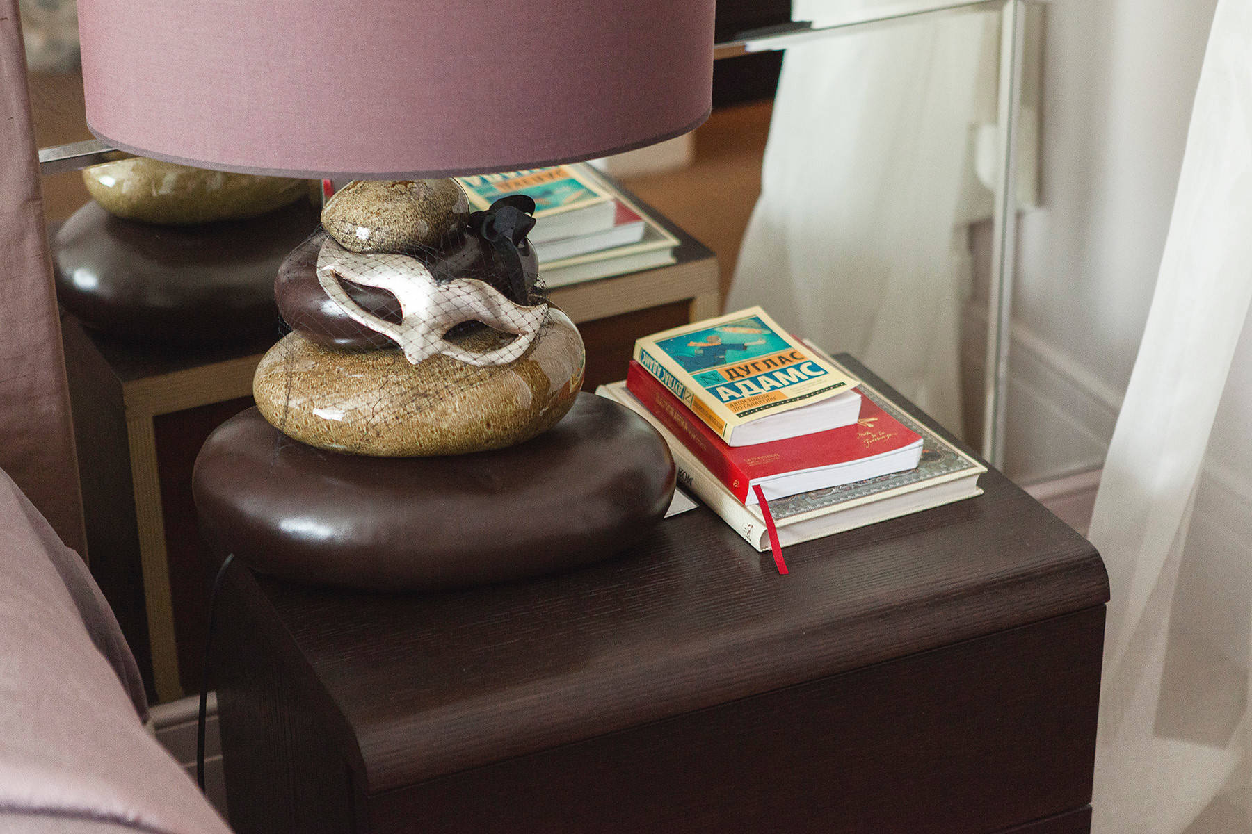 В гостях: Интерьер с торшером-«рогом» и «окном радости»