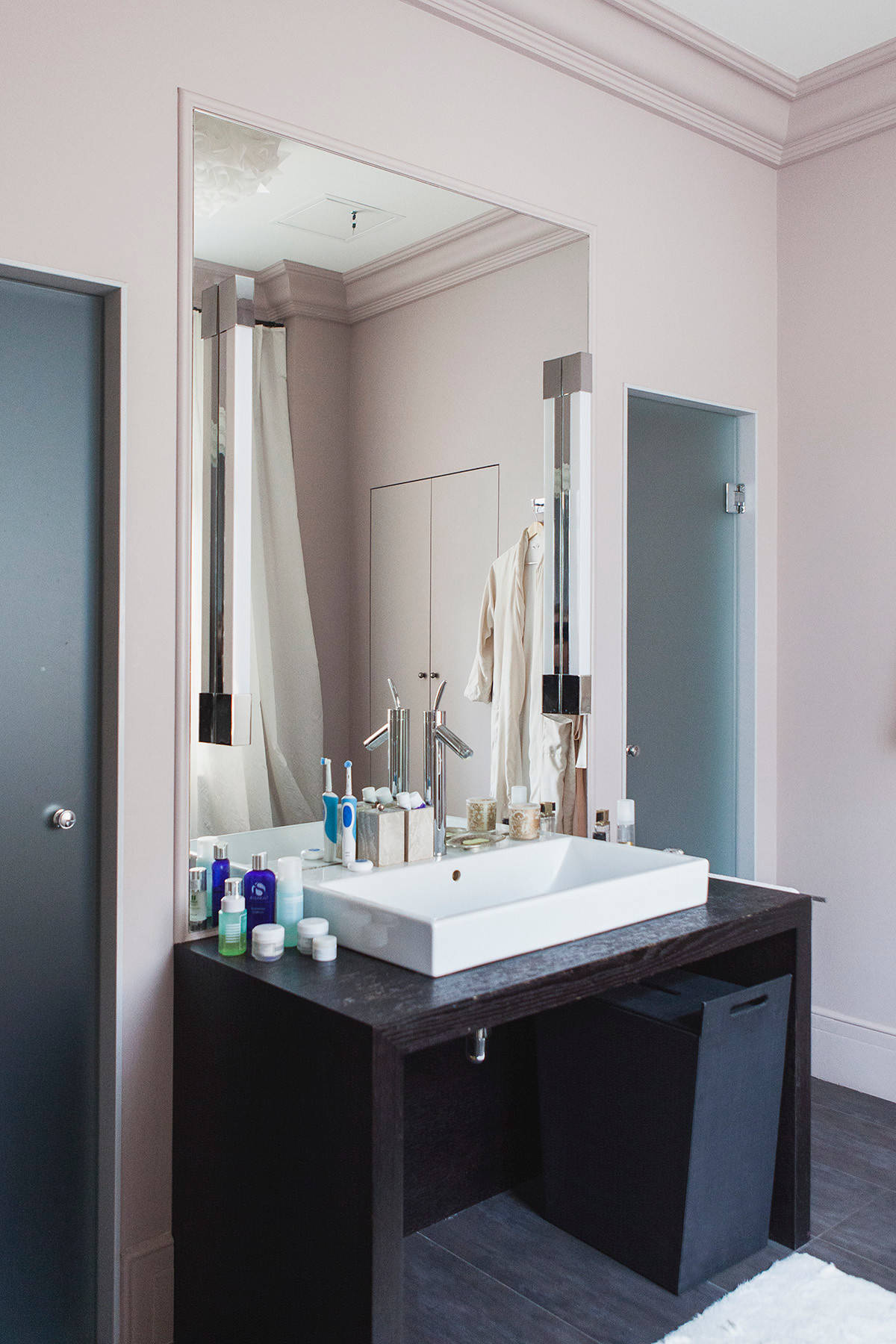 В гостях: Интерьер с торшером-«рогом» и «окном радости»