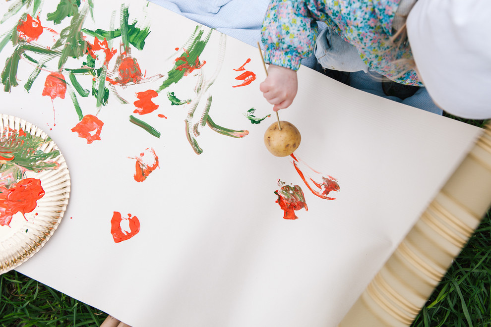 Своими руками: Рисуем картошкой на рулоне обоев