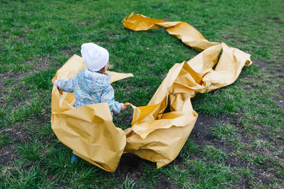 Своими руками: Рисуем картошкой на рулоне обоев