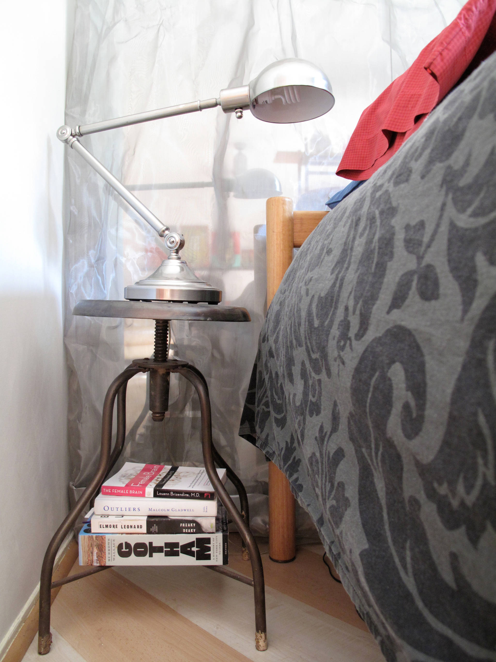 Хороший вопрос: Что делать, когда для тумбочки у кровати нет места?