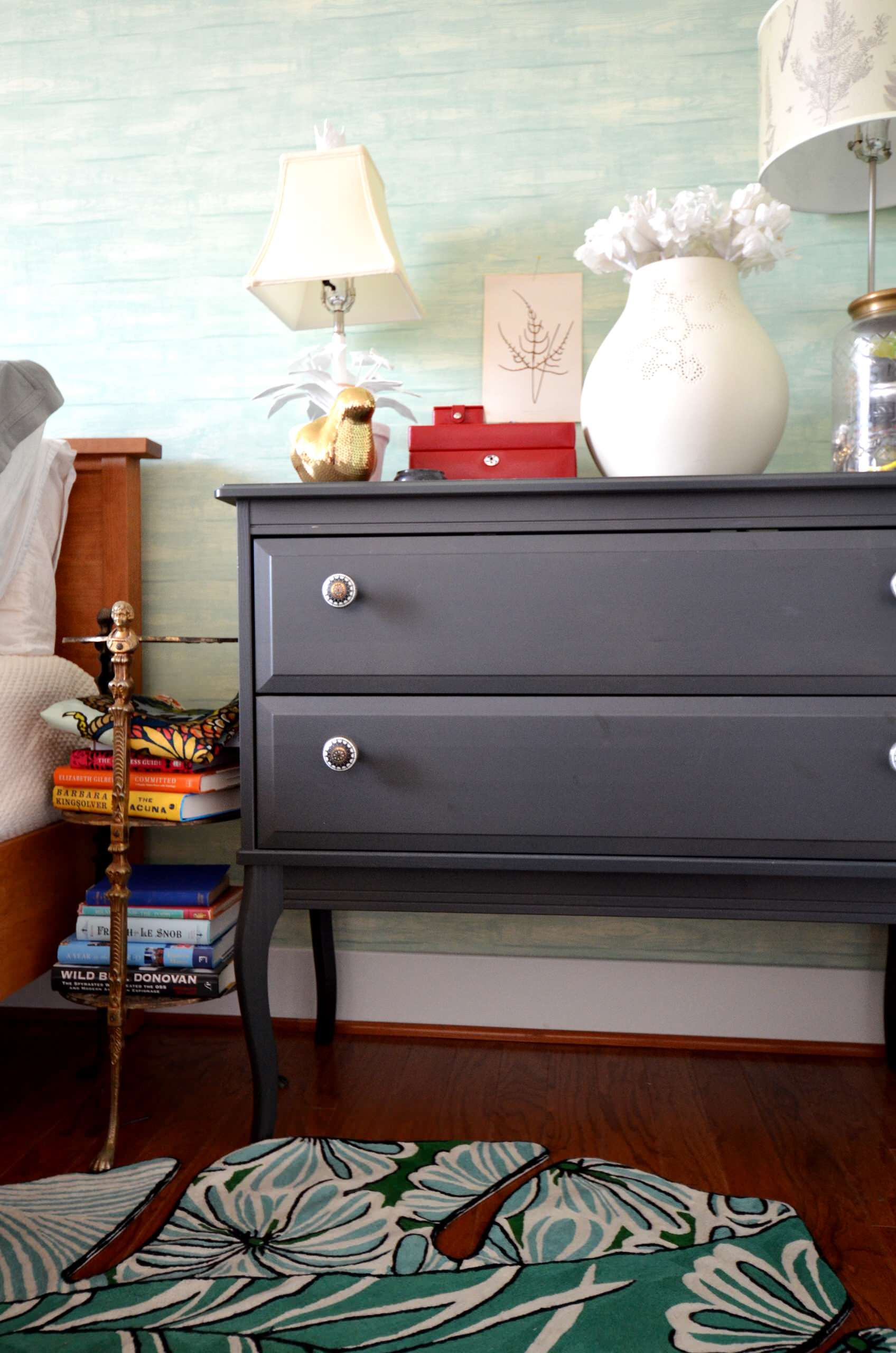 Хороший вопрос: Что делать, когда для тумбочки у кровати нет места?