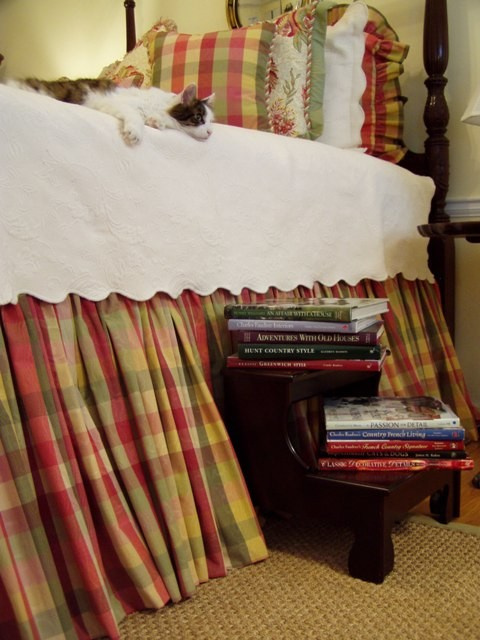 Хороший вопрос: Что делать, когда для тумбочки у кровати нет места?