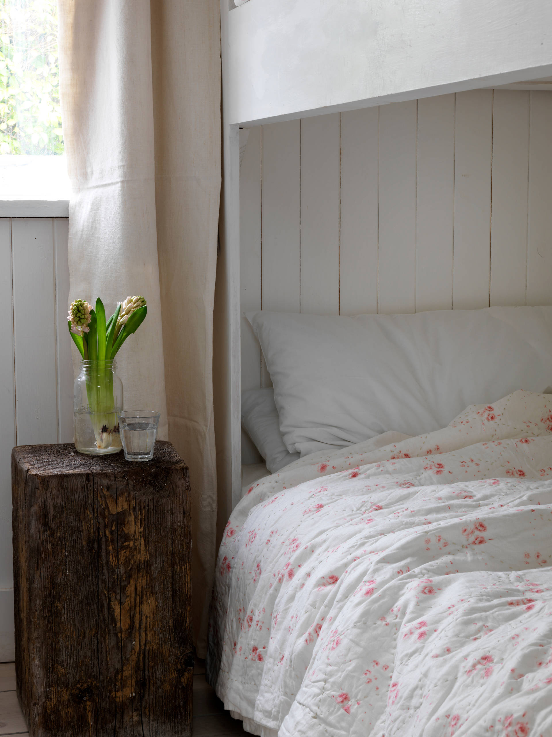 Хороший вопрос: Что делать, когда для тумбочки у кровати нет места?