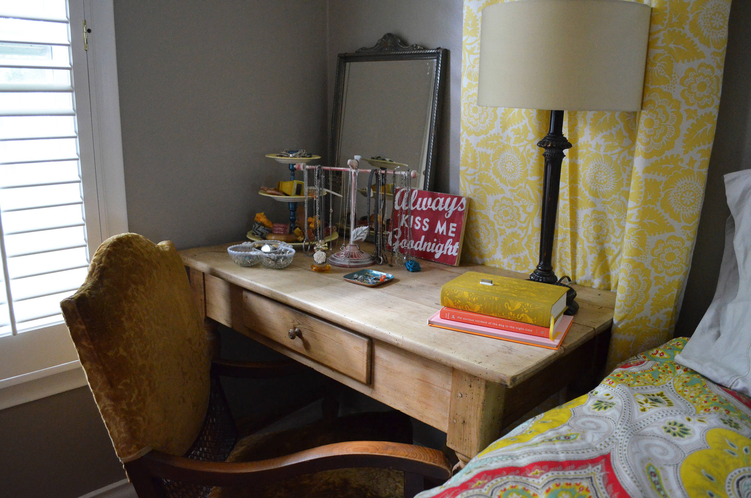 Хороший вопрос: Что делать, когда для тумбочки у кровати нет места?