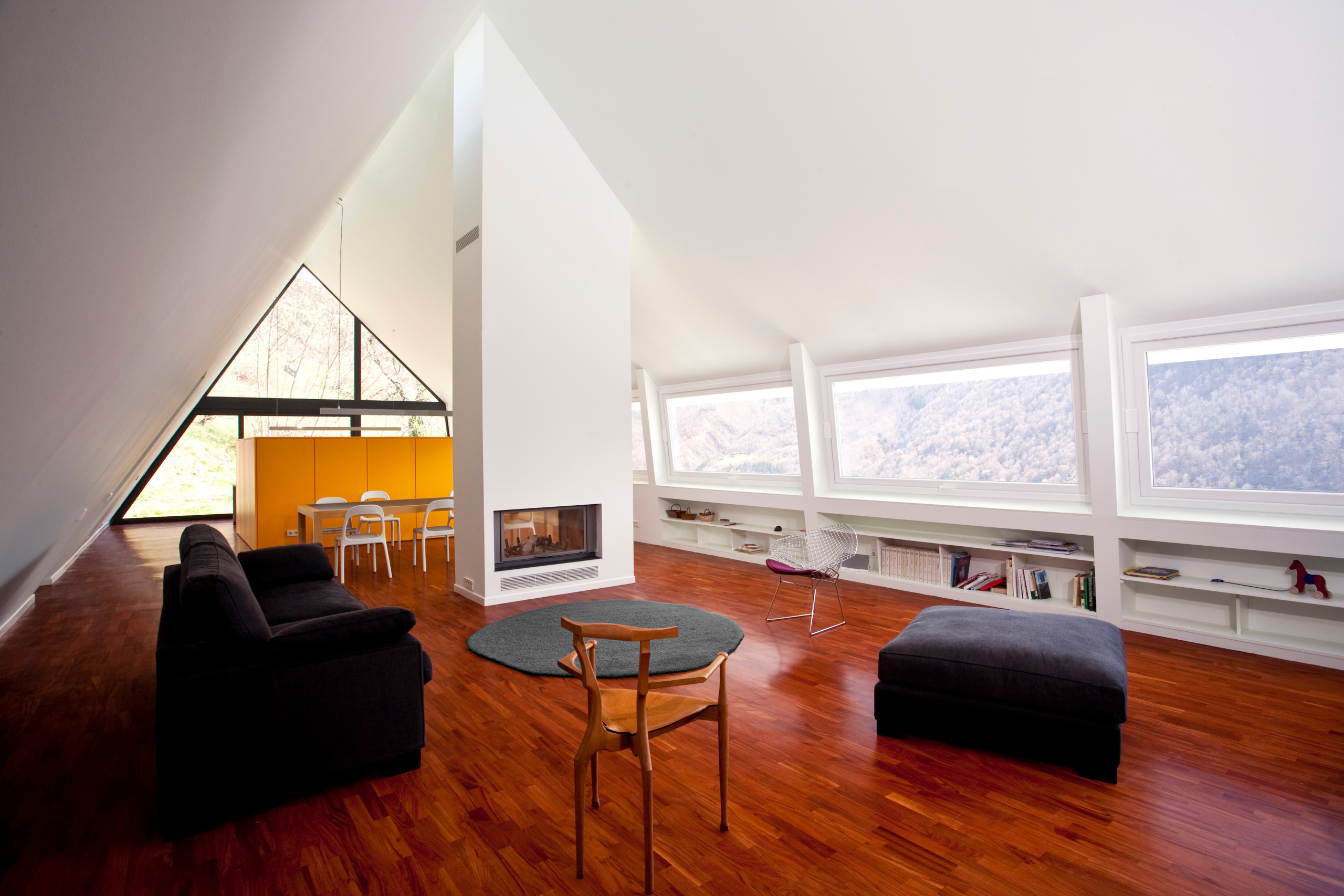 Houzz Испания: Дом для двух семей в горной долине