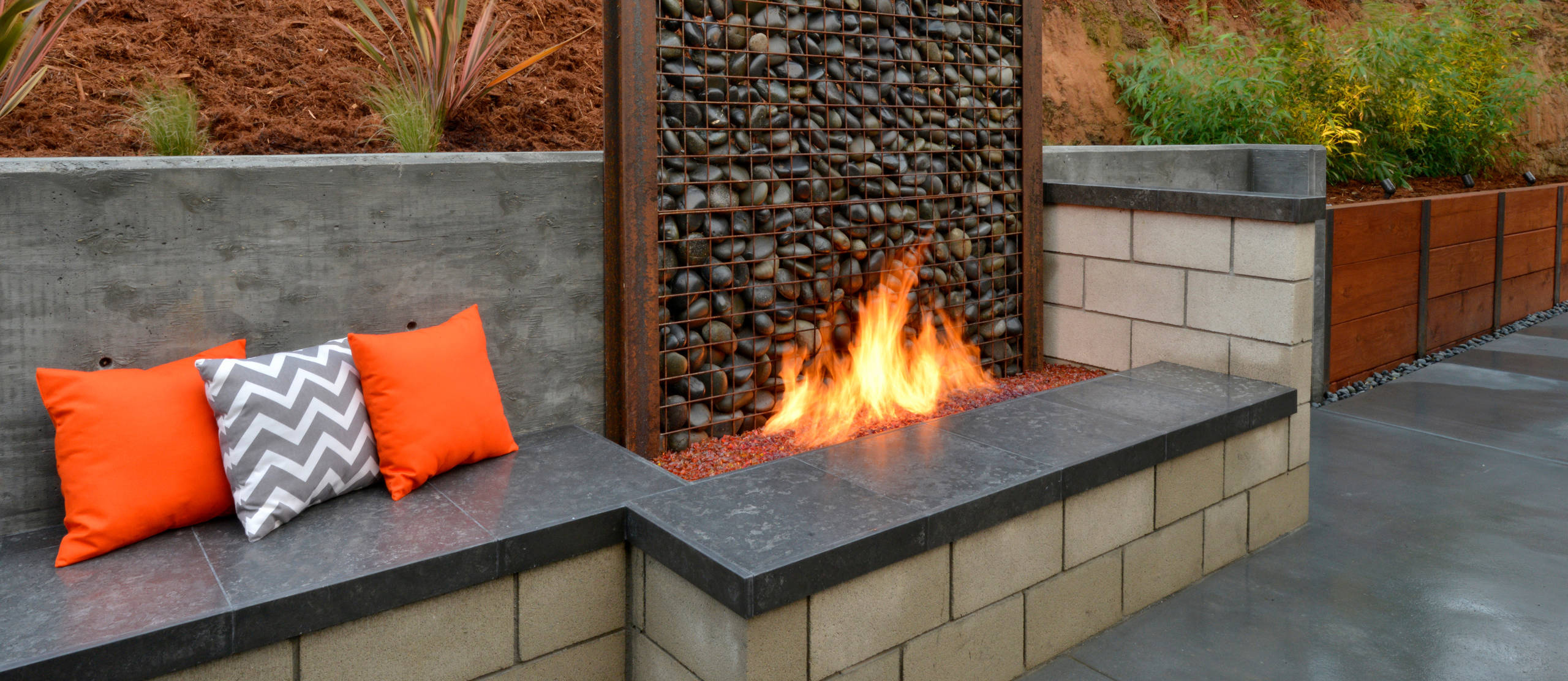 Эмоции теплого спектра: О чем подумать, выбирая садовый уличный камин