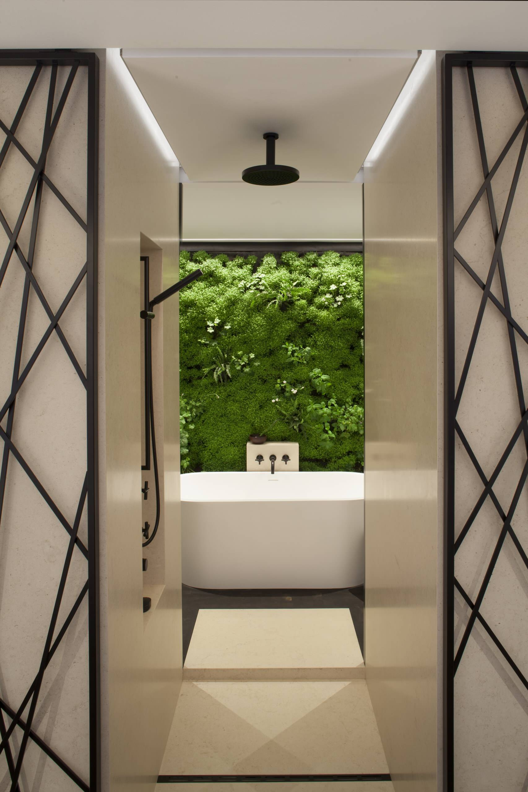 Фотоохоота: 91 идея для стены за душевой шторкой