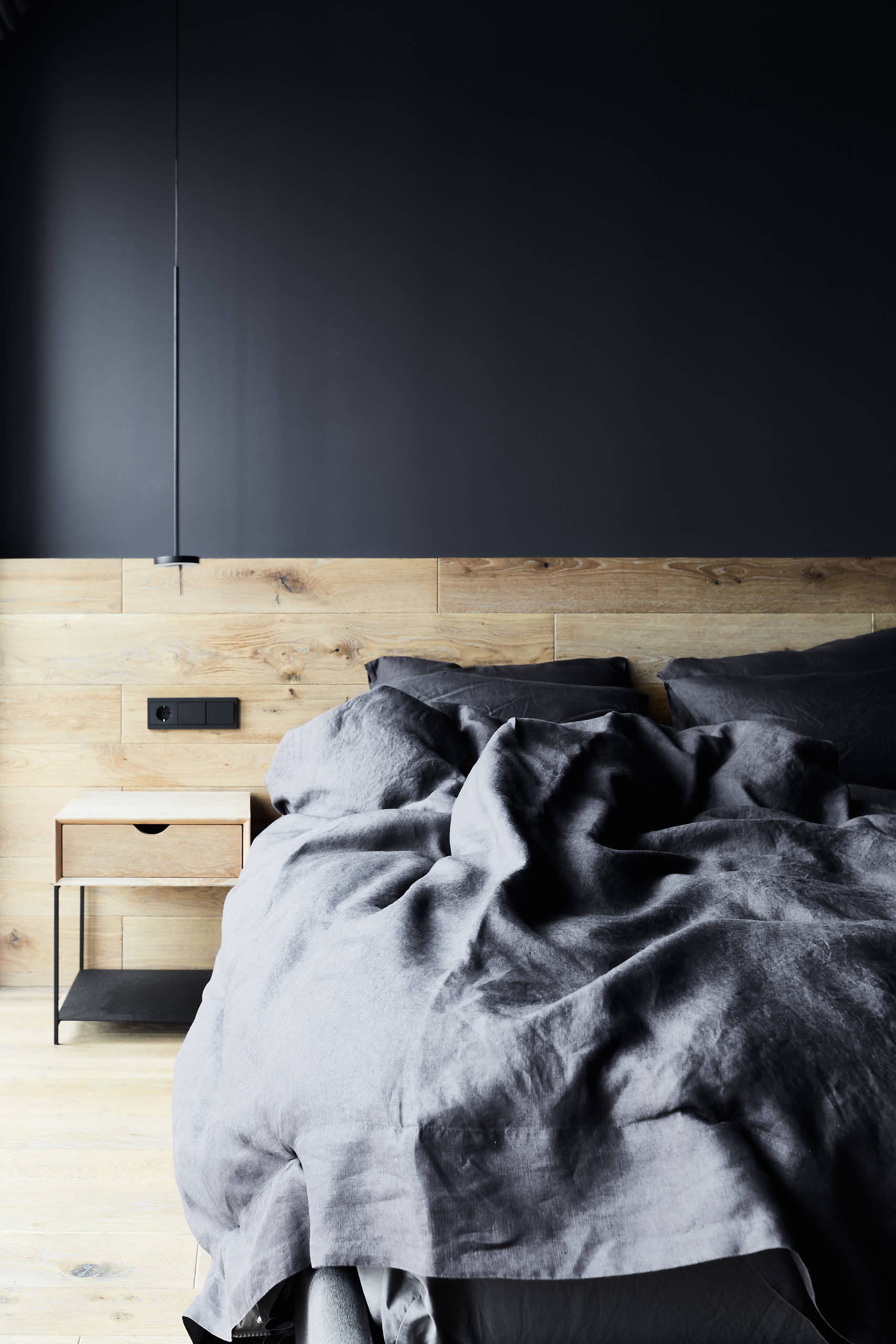 Houzz тур: Квартира с чёрной спальней и прозрачным санузлом