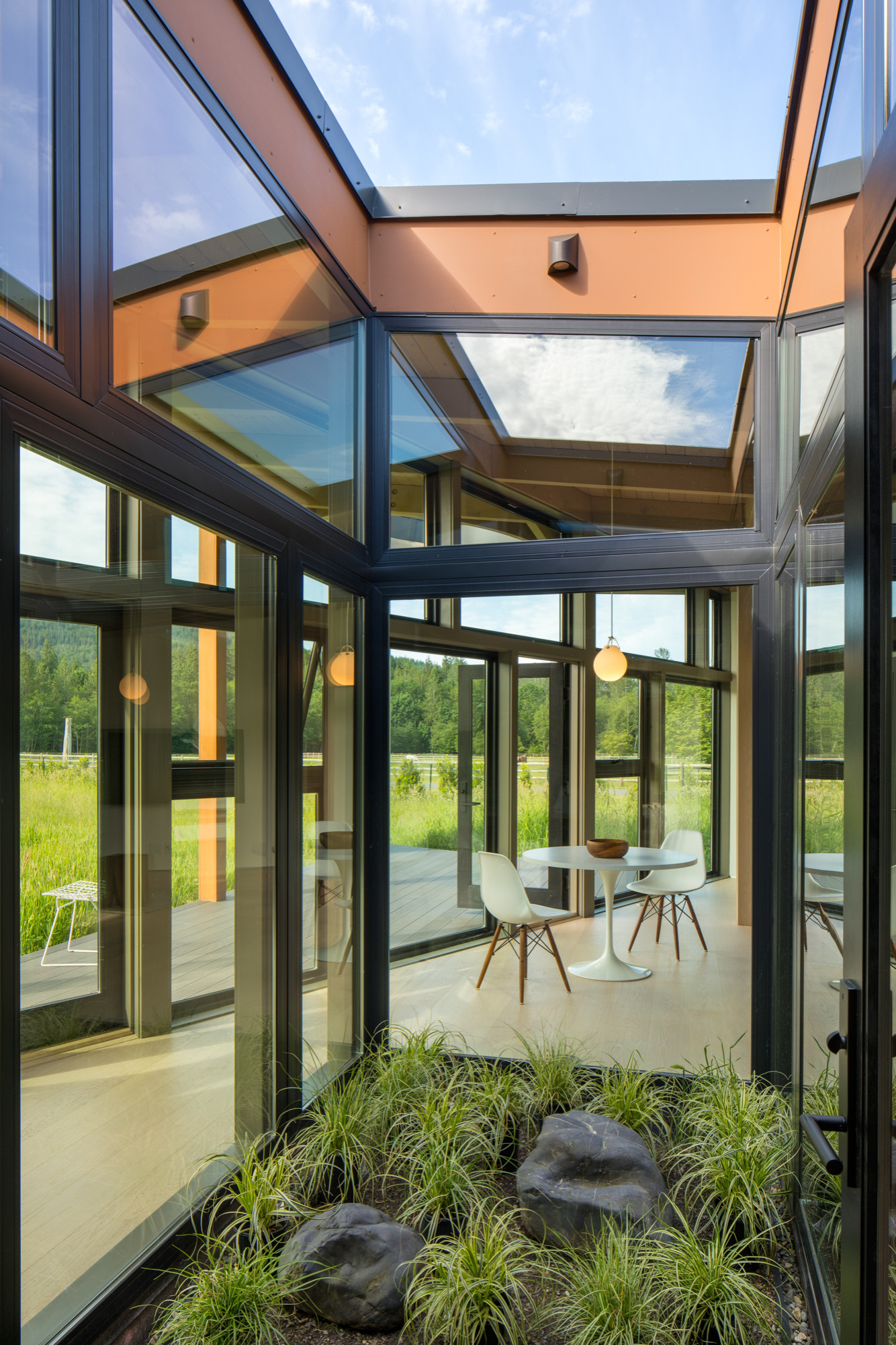 Houzz США: Современный дом с видом на Каскадные горы