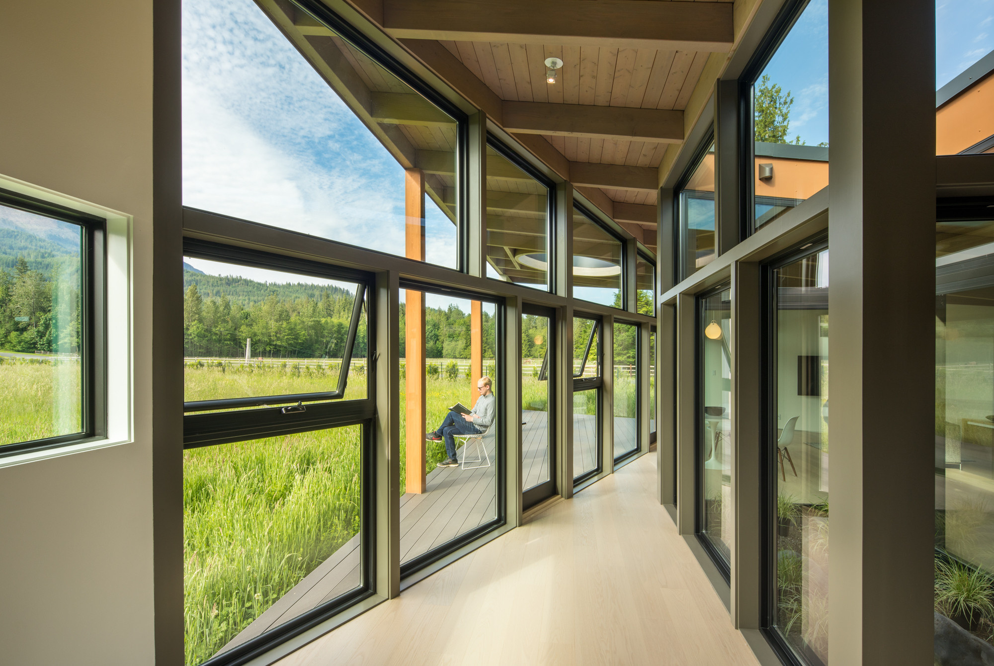 Houzz США: Современный дом с видом на Каскадные горы