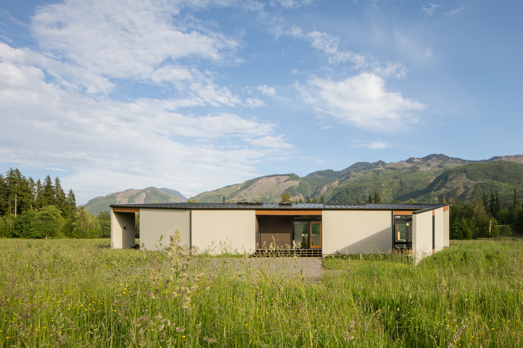 Houzz США: Современный дом с видом на Каскадные горы