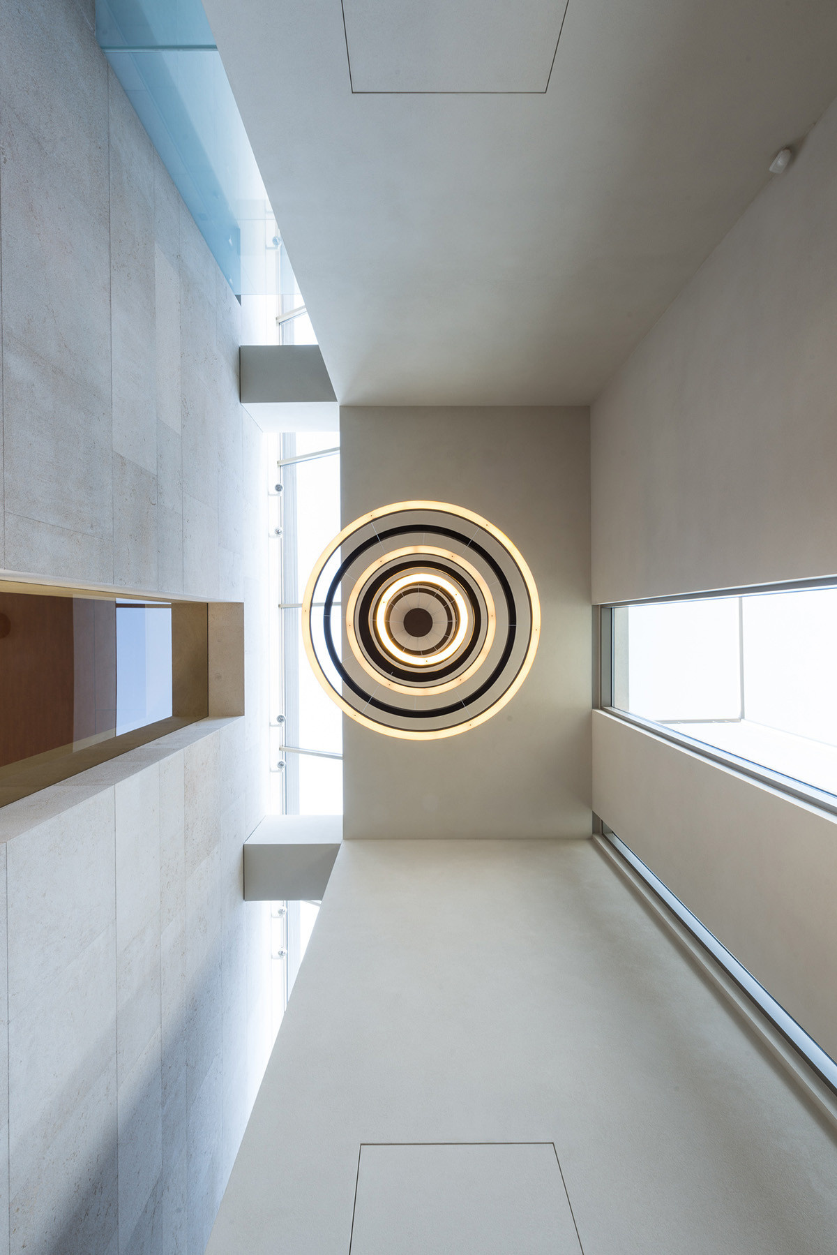 Дизайн-дебаты: Верят ли дизайнеры в хромо- и светотерапию