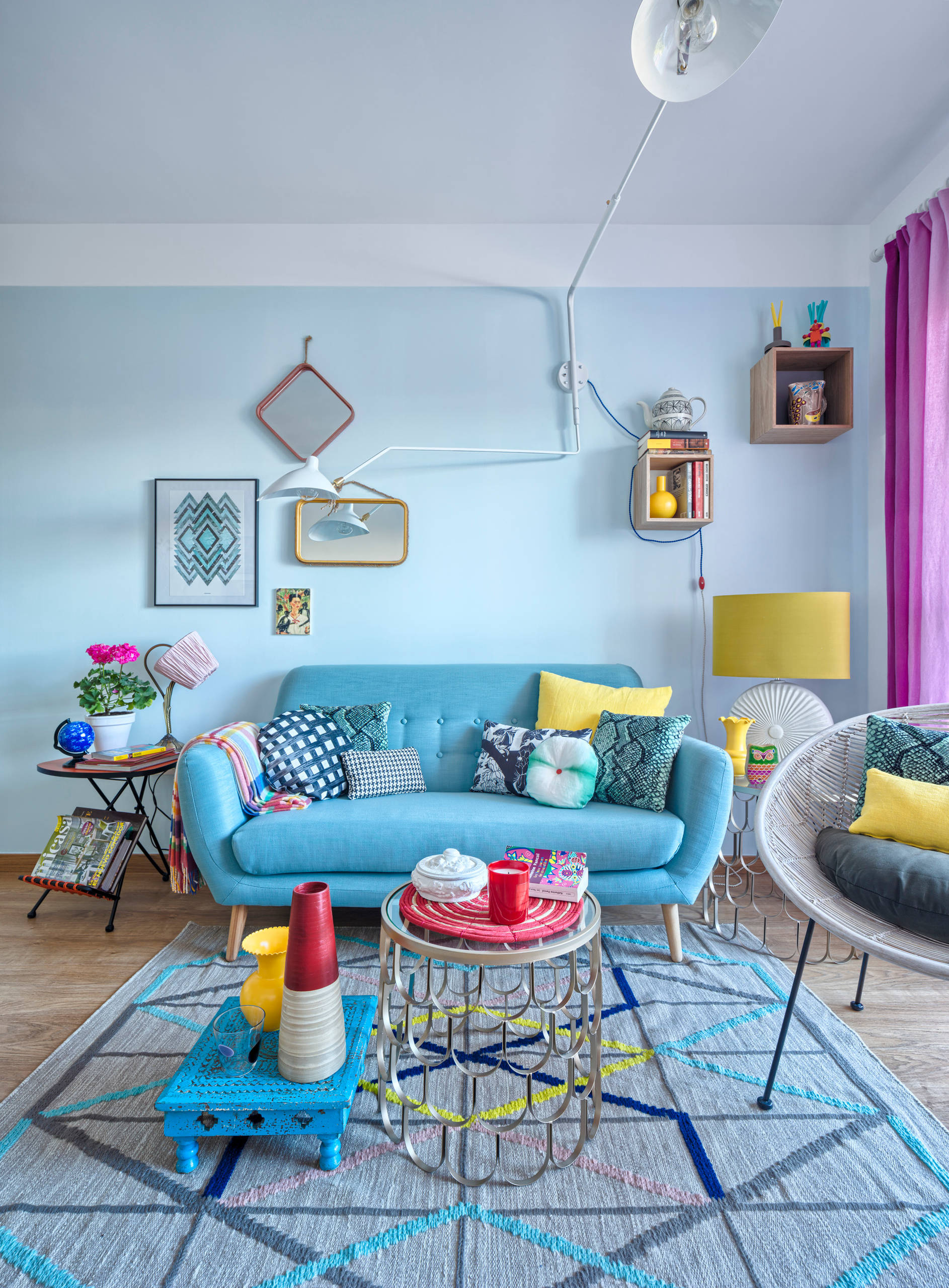 Микротренд: Множественные композиции из зеркал на стене