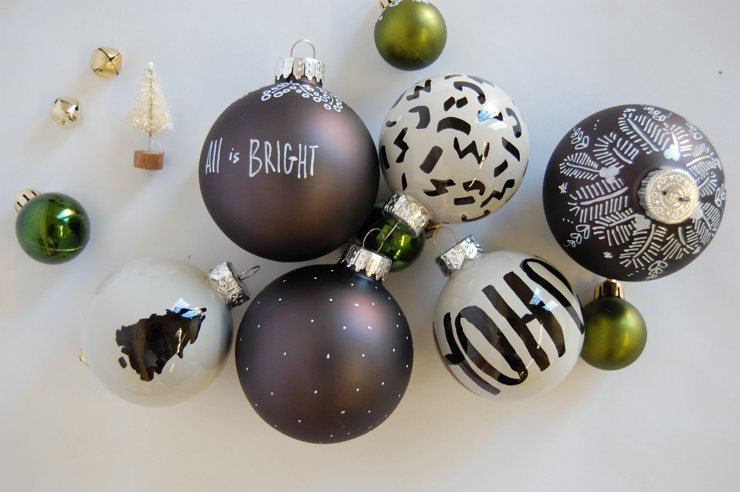 Вопрос: В каких цветах нарядить новогоднюю елку