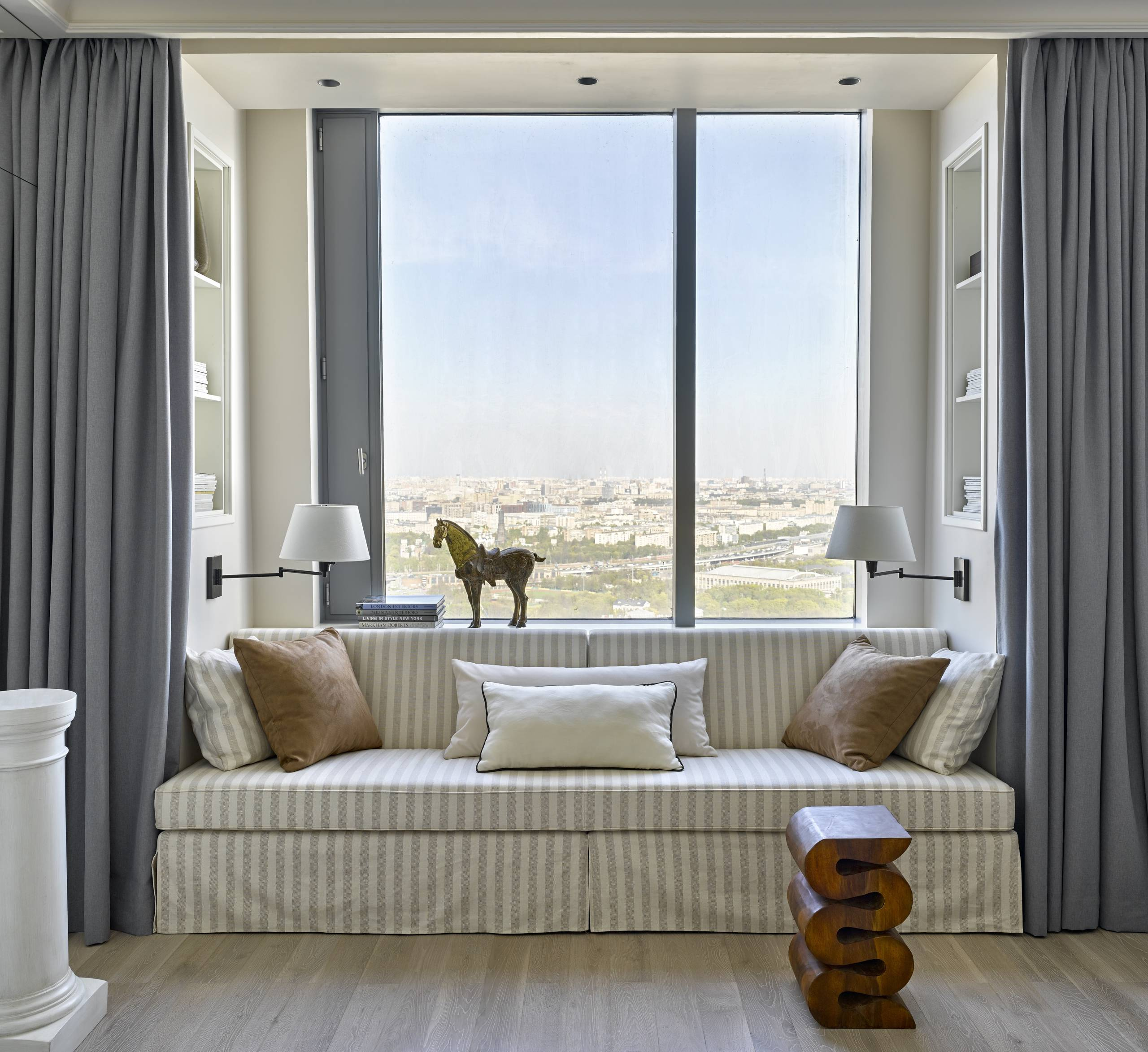 Houzz тур: Квартира в Москве с цветными холлами и панорамной спальней