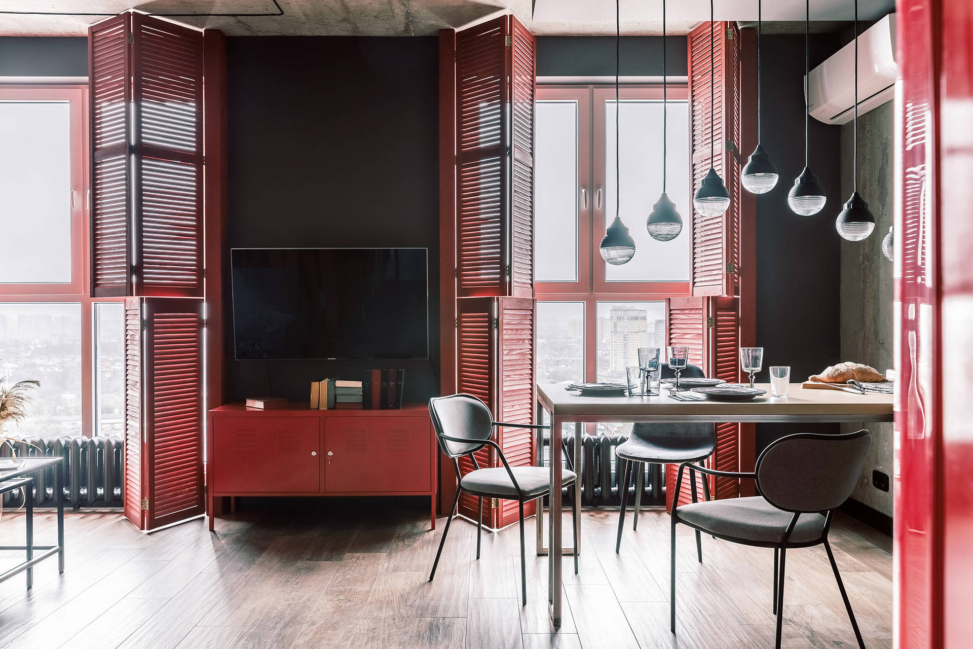 Houzz тур: Студия с красными ставнями в Краснодаре