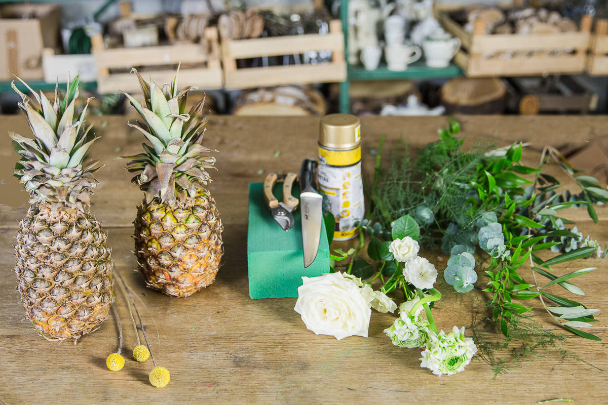 Своими руками: Делаем вазу из ананаса