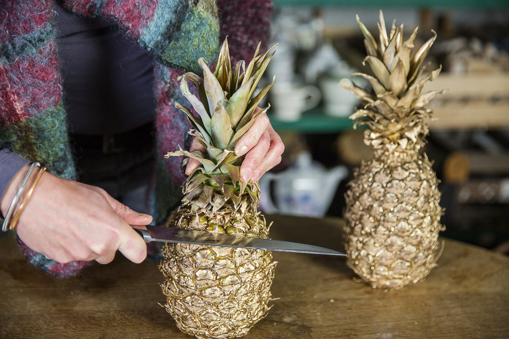 Своими руками: Делаем вазу из ананаса