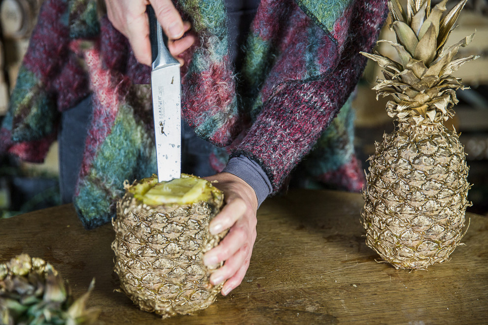 Своими руками: Делаем вазу из ананаса