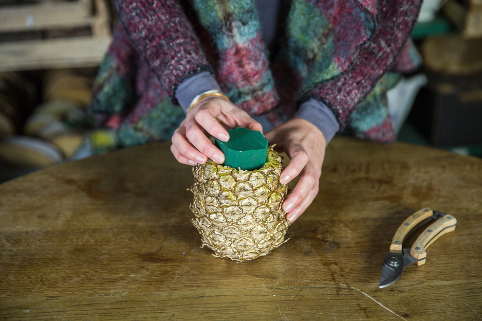 Своими руками: Делаем вазу из ананаса