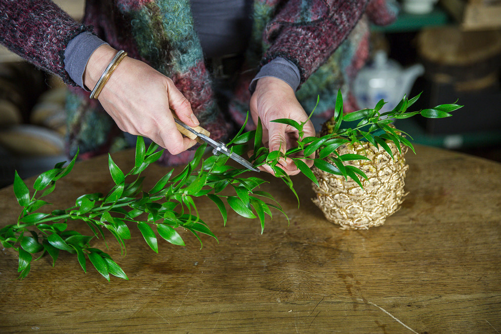 Своими руками: Делаем вазу из ананаса