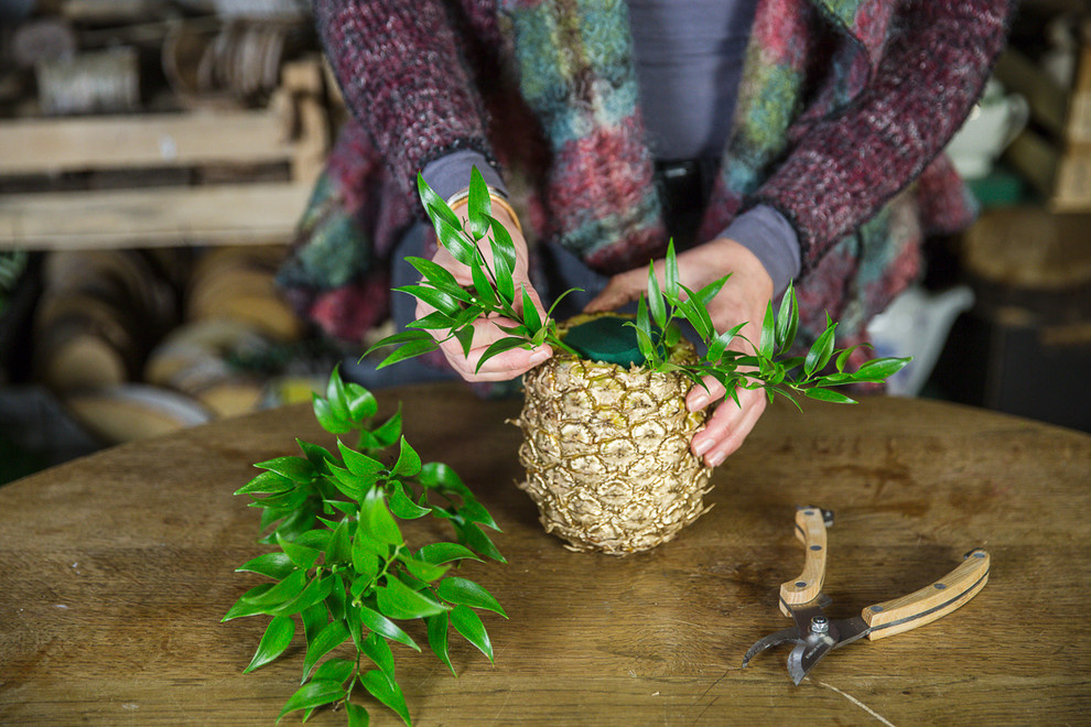Своими руками: Делаем вазу из ананаса
