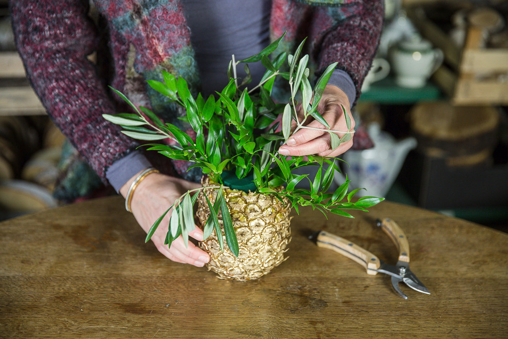 Своими руками: Делаем вазу из ананаса