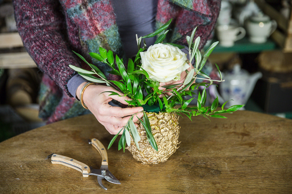 Своими руками: Делаем вазу из ананаса