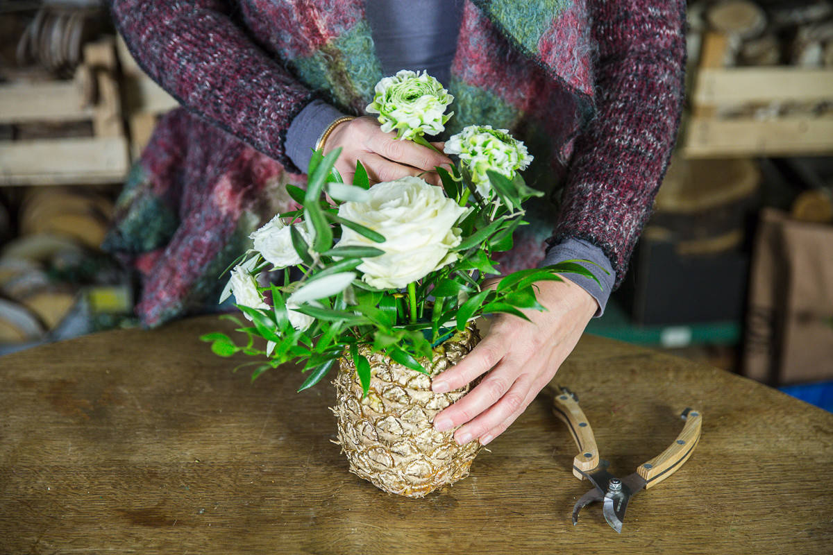 Своими руками: Делаем вазу из ананаса